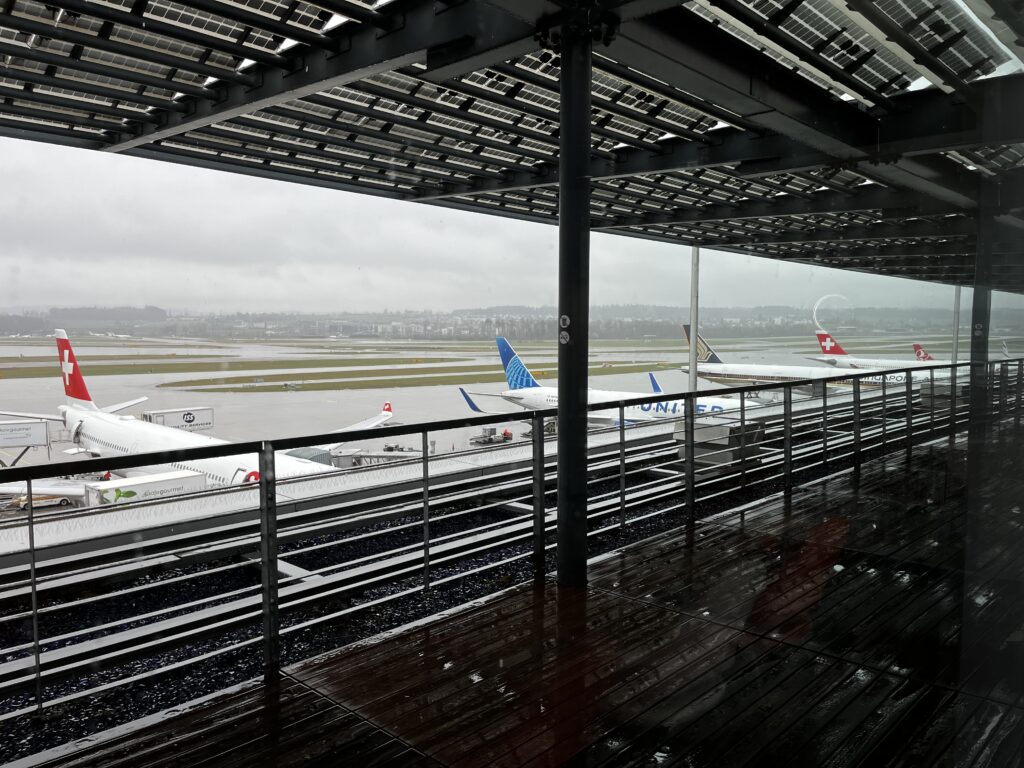 Swiss First Class Lounge Zürich Terrasse mit Vorfeldblick