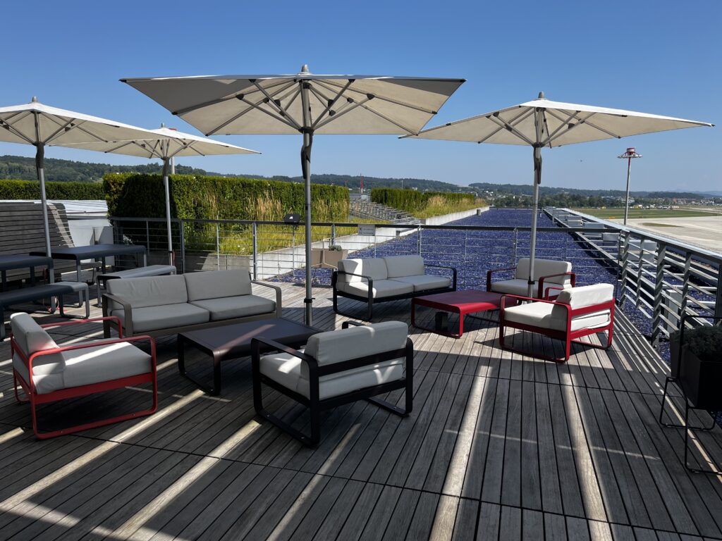 Blick von der Swiss First Class Lounge Terrasse auf Flugzeuge am Vorfeld Zürich