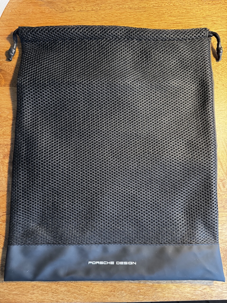 New Review – Lufthansa Business Class Amenity Kit (ich nenne es mal Schuhbeutel) by Porsche Design