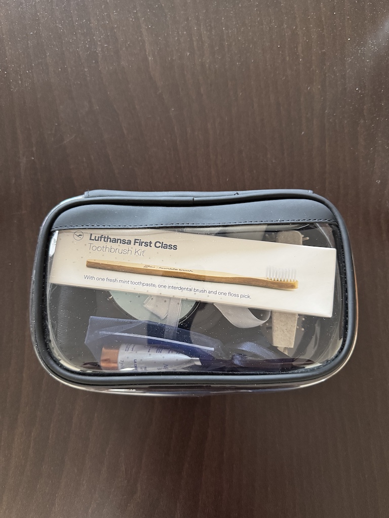 New Review – Lufthansa First Class Amenity Kit (Porsche Design for men, schwarz)