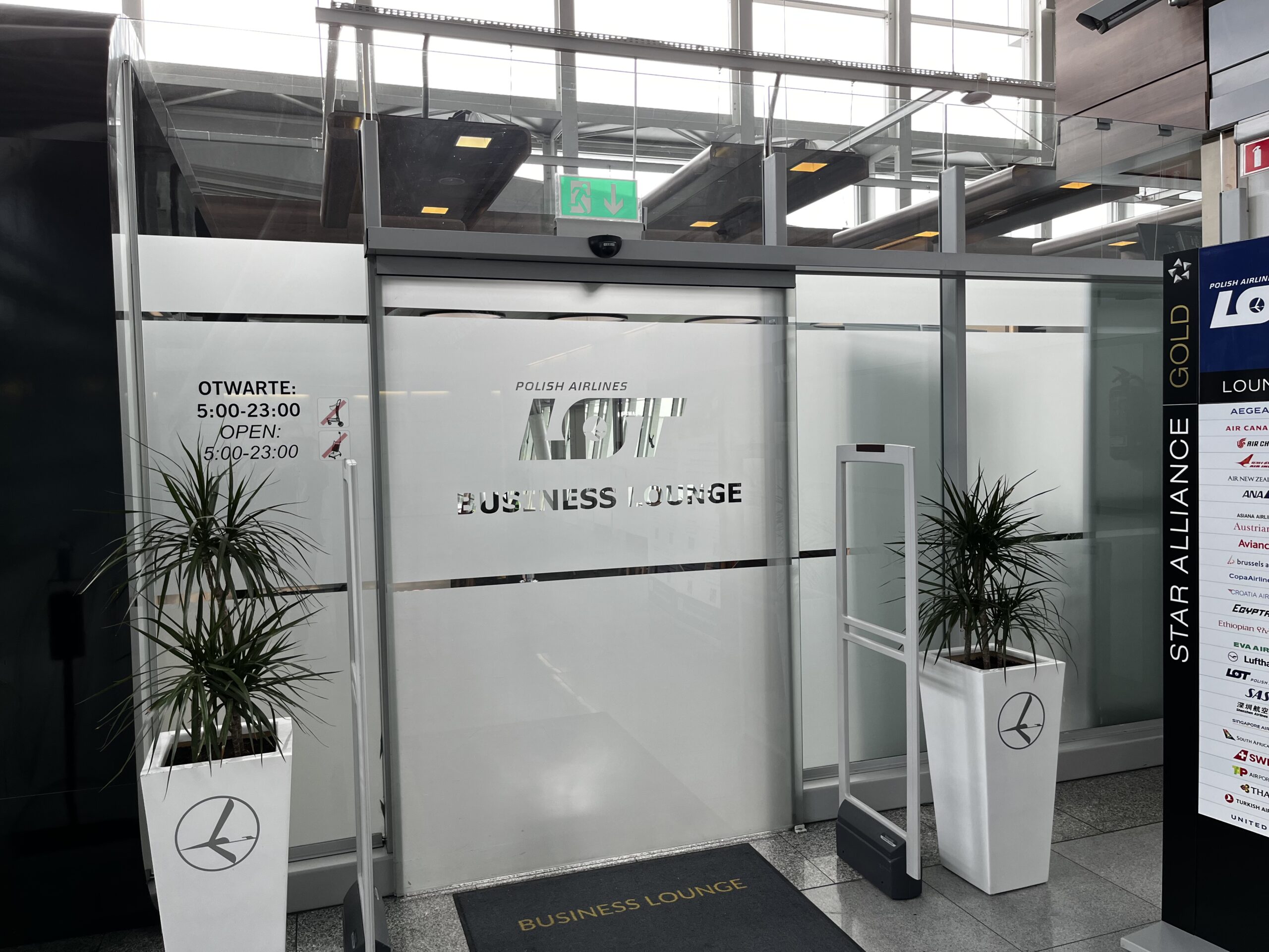 Review LOT Business and HON Lounge (Elite Club Lounge), Warschau