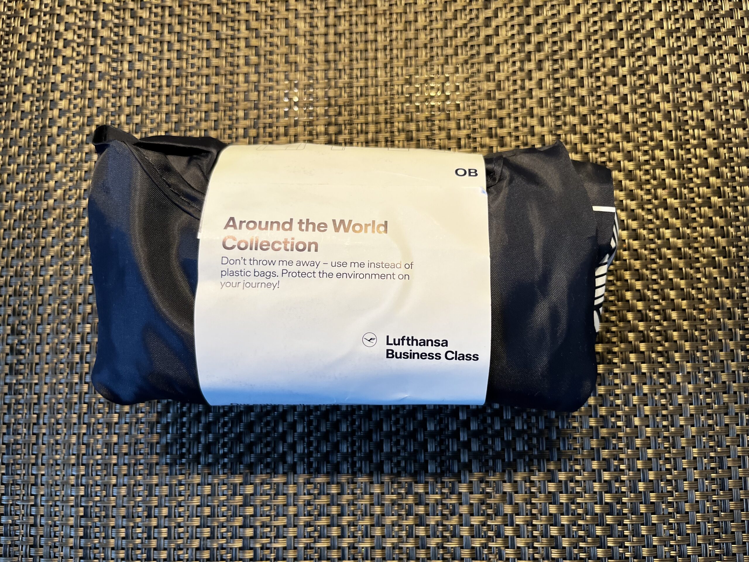 Review Lufthansa Business Class Amenity Kit 2021 (Around the World Collection)